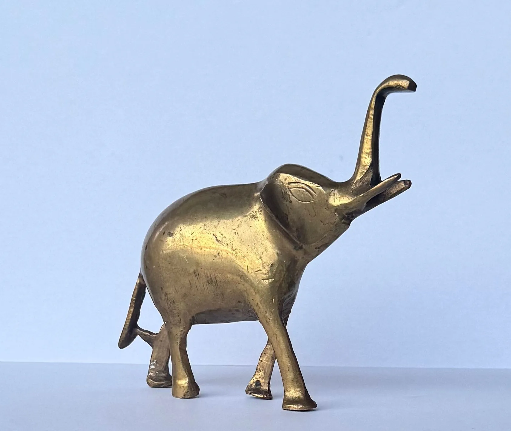 Stary mosiężny słonik na szczęście lany mosiądz